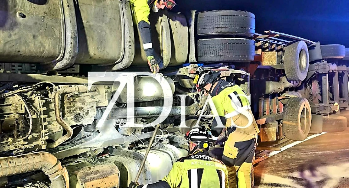 Queda atrapado tras volcar un tráiler a la entrada de Badajoz