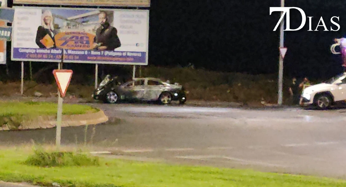 Un Mercedes se incendia en marcha y queda calcinado en Badajoz