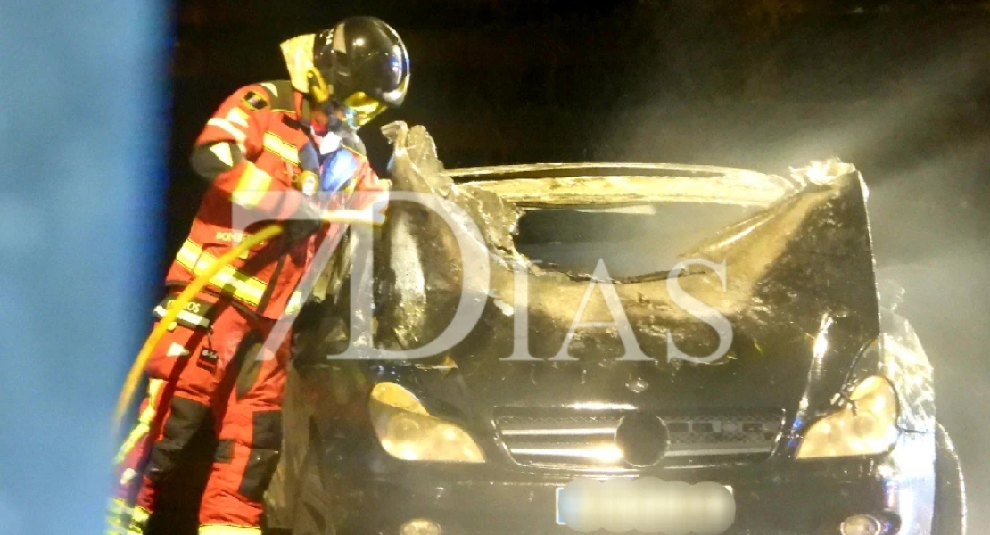 Un Mercedes se incendia en marcha y queda calcinado en Badajoz
