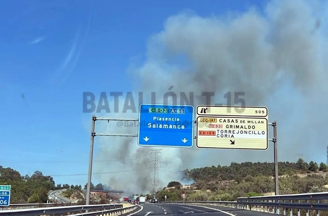 Desalojan dos localidades extremeñas por un incendio forestal en la A-66
