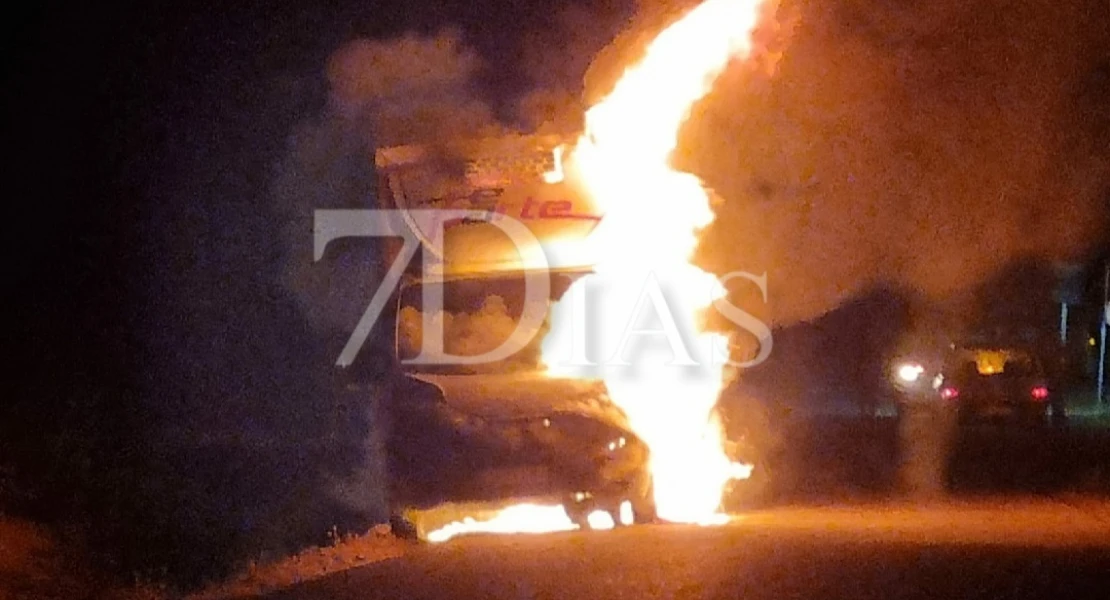 Aparatoso incendio de un camión a la entrada de la urbanización Campomanes