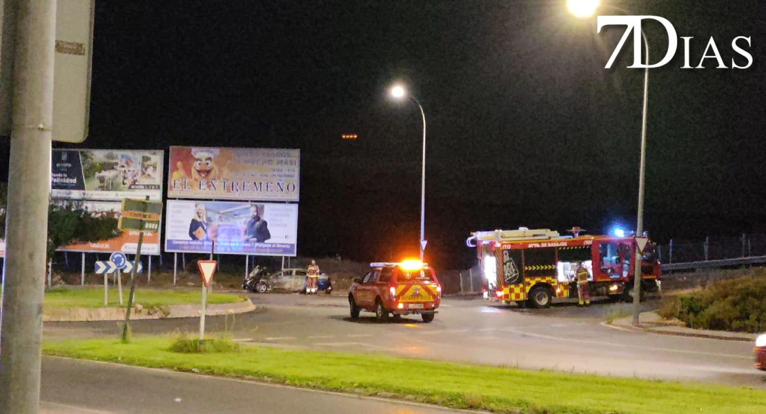 Un Mercedes se incendia en marcha y queda calcinado en Badajoz