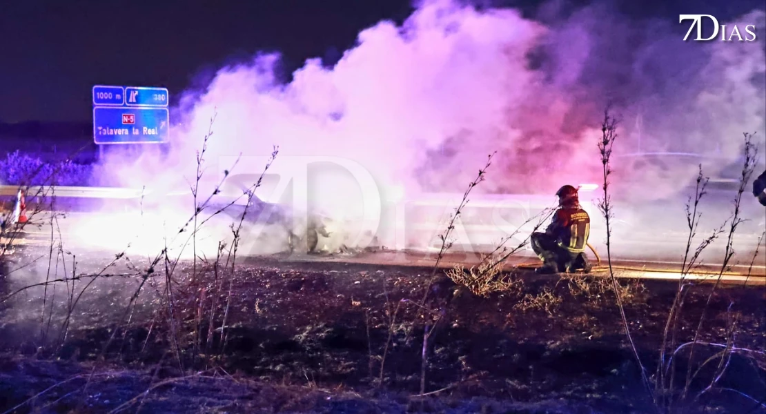 El incendio de un vehículo en la A-5 provoca graves retenciones a la altura de Talavera
