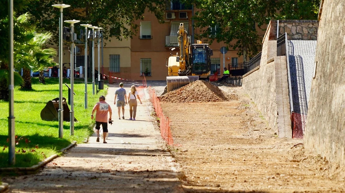 El Ayto. de Badajoz mejora los accesos al parque infantil