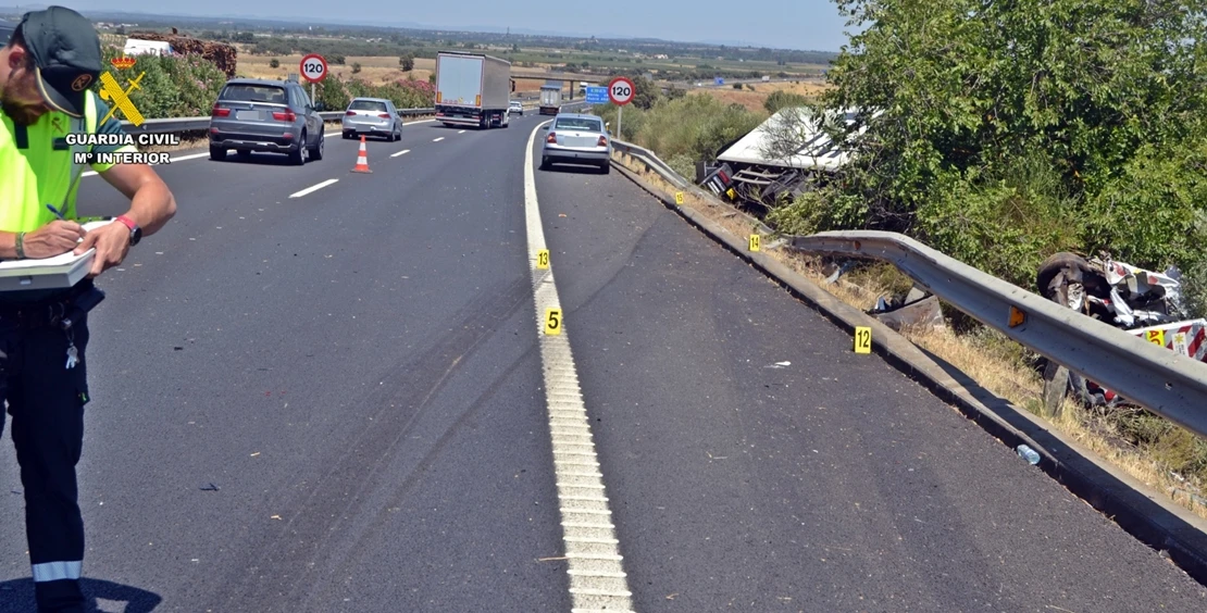 Dos conductores investigados por siniestros viales mortales en carreteras de Badajoz