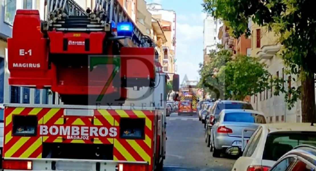 Bomberos de Badajoz llevan a cabo trabajos en altura para evitar la caída de cascotes