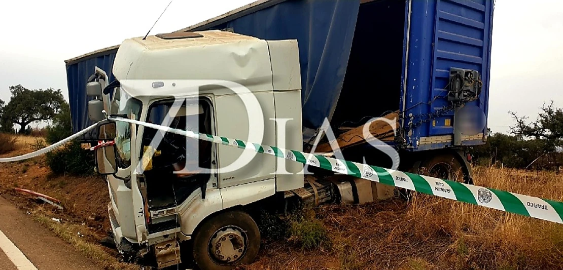 Un tráiler acaba empotrado contra un talud en la EX – 110