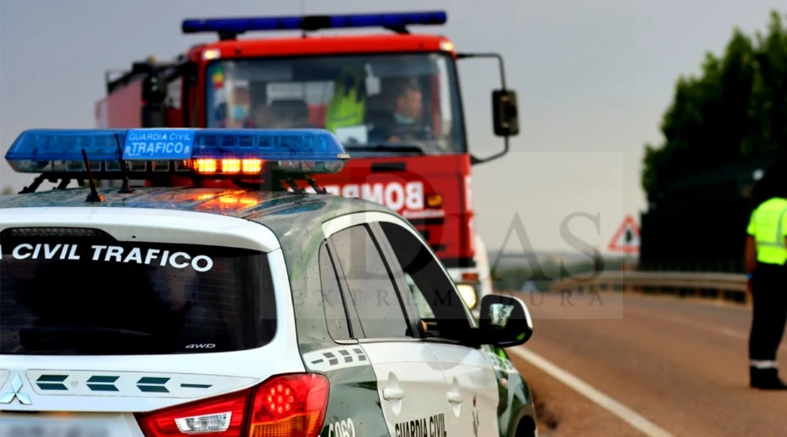 Colisión tractor - turismo en la carretera de La Zarza (BA): una mujer grave