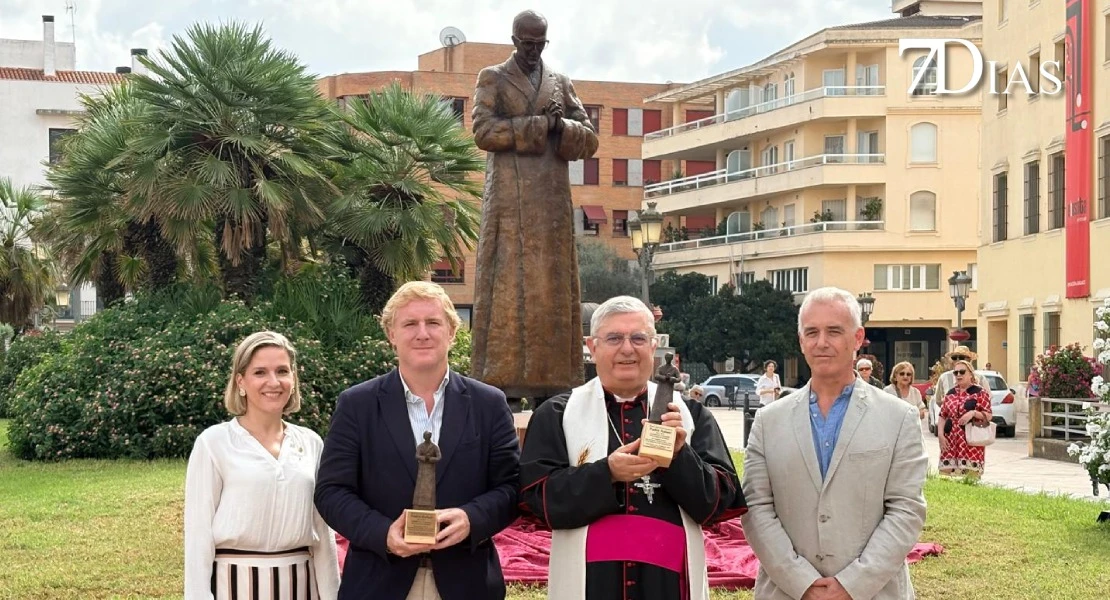 Badajoz convierte en bronce el recuerdo del Padre Rafael