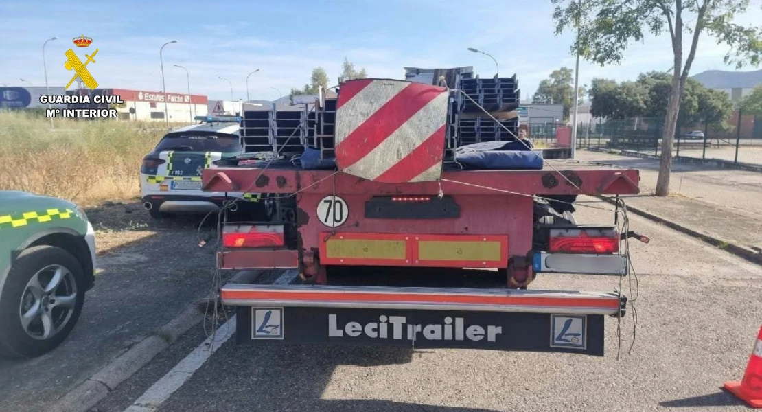 Pillado a 120 km/h cargado de vigas y sin carnet en Extremadura