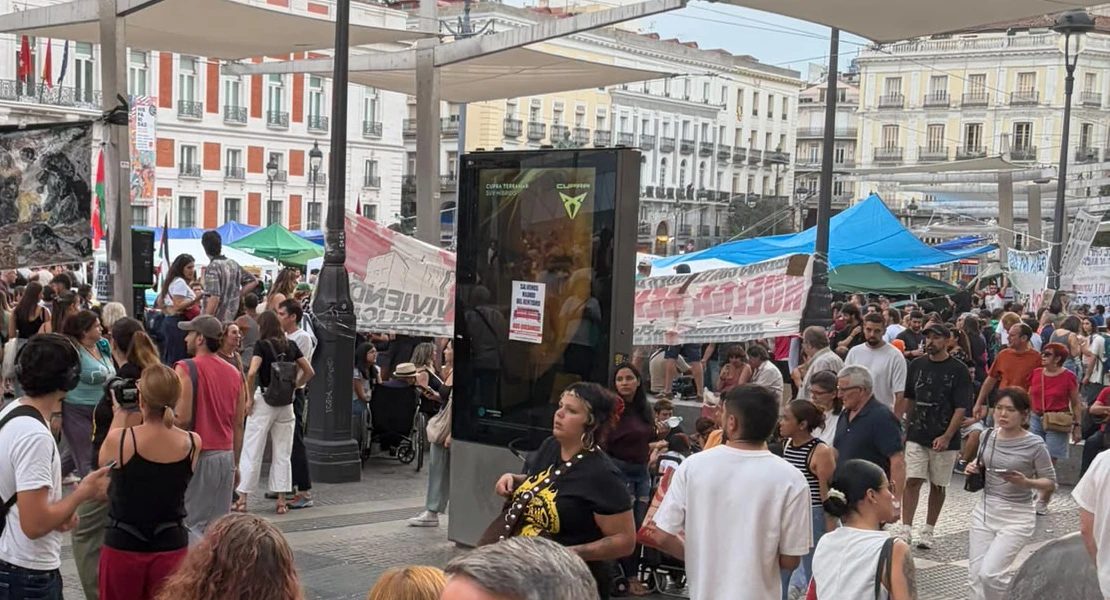 La acampada de la Puerta del Sol sigue creciendo y avisan: "Vamos a seguir aquí"