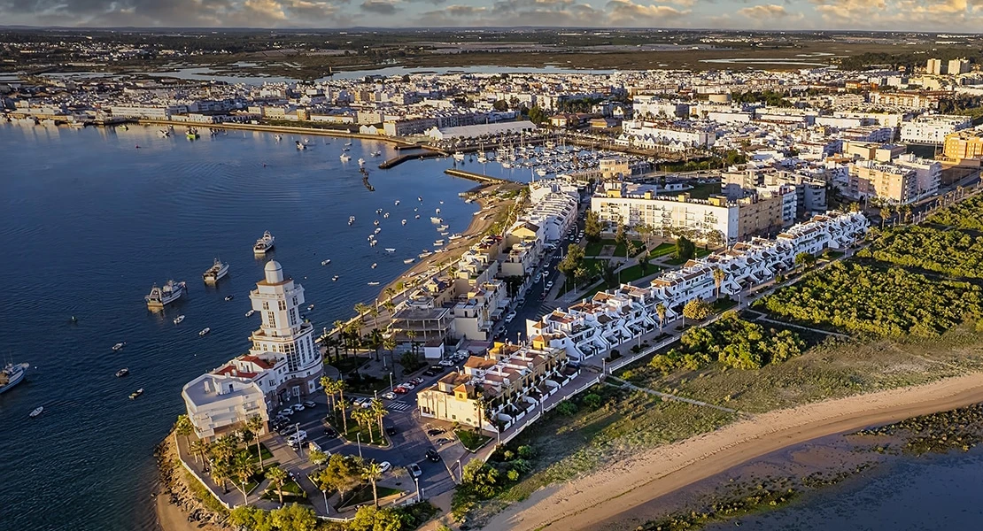 Un policía de Almendralejo fuera de servicio rescata a una pareja en Isla Cristina