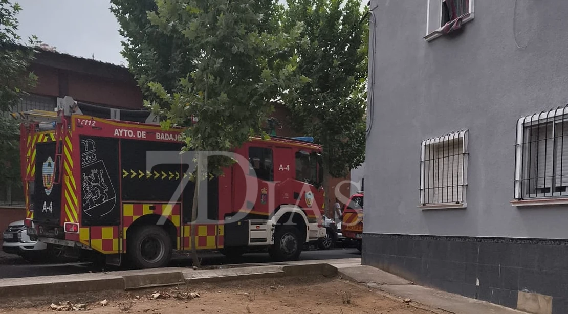 Los bomberos salvan la vida de un hombre seminconsciente tras un incendio de vivienda de Badajoz