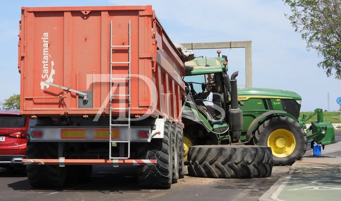 Una mujer pierde el control de un tractor y acaba empotrada en la carretera de Cáceres