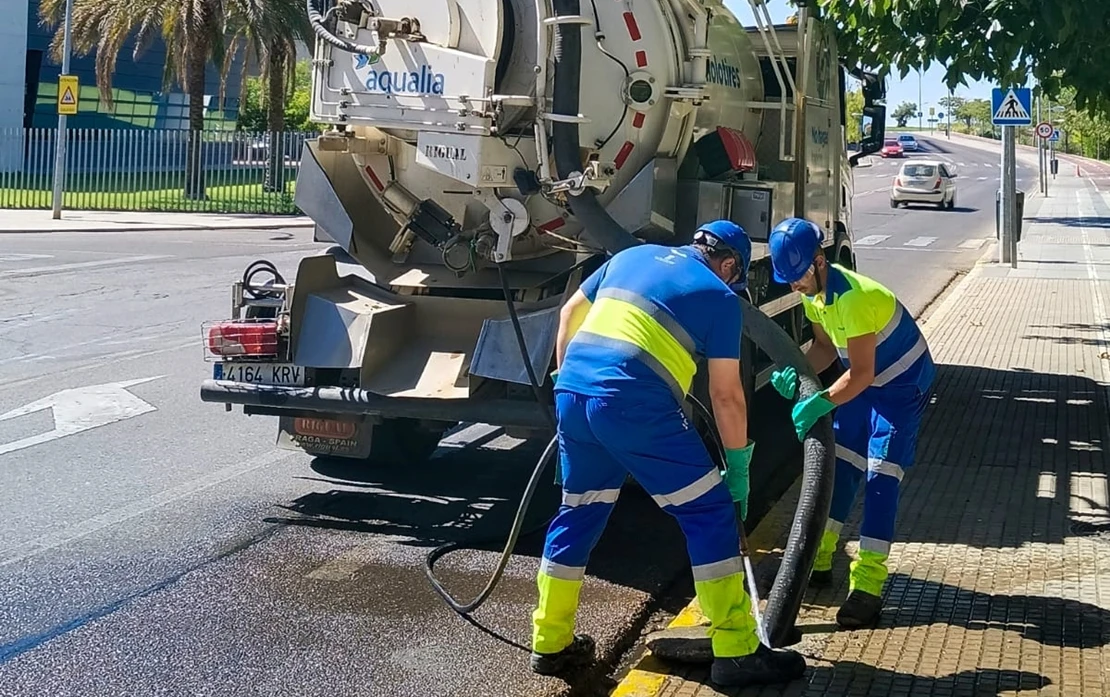 Badajoz se prepara para las lluvias limpiando imbornales y extrayendo toneladas de residuos