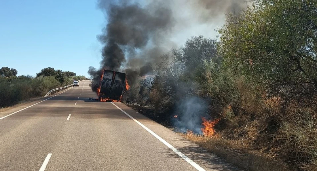 El incendio de un vehículo provoca un fuego forestal en la provincia de Badajoz