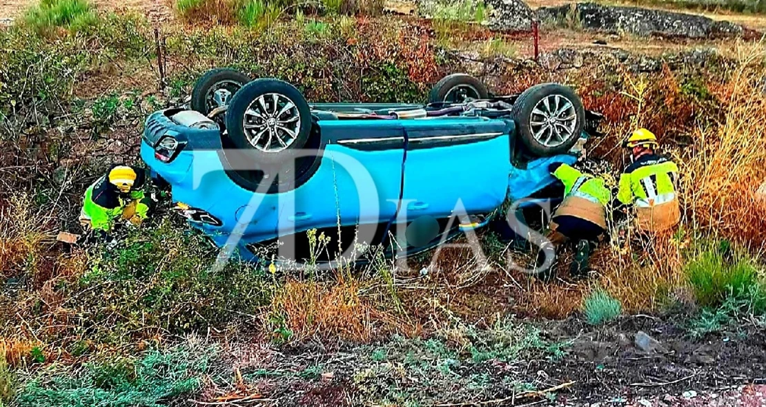 Un amplio dispositivo de emergencias trabaja en un accidente en la EX-110