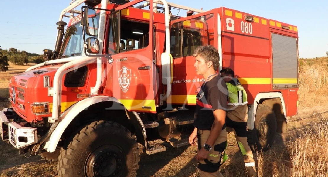 Un incendio calcina 20 hectáreas junto a la carretera de Sevilla en Badajoz