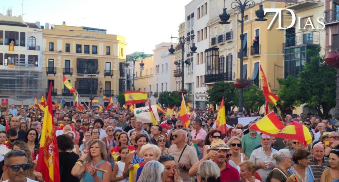 Badajoz se vuelca con el pueblo ceutí en la plaza de España