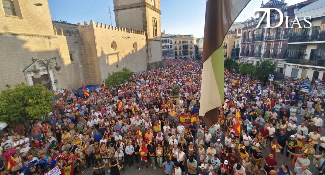 Badajoz se vuelca con el pueblo ceutí en la plaza de España