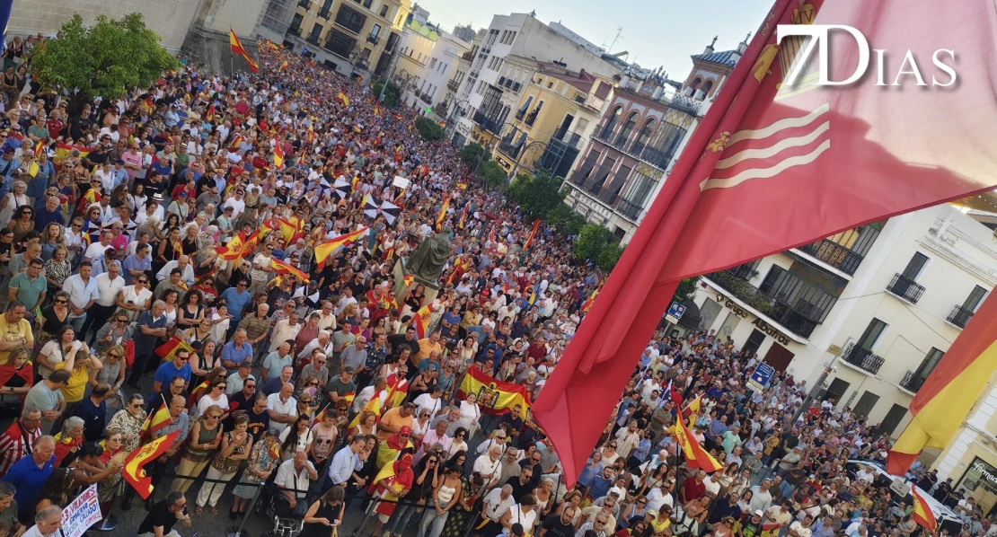 Miles de personas apoyan al pueblo ceutí en la plaza de España de Badajoz