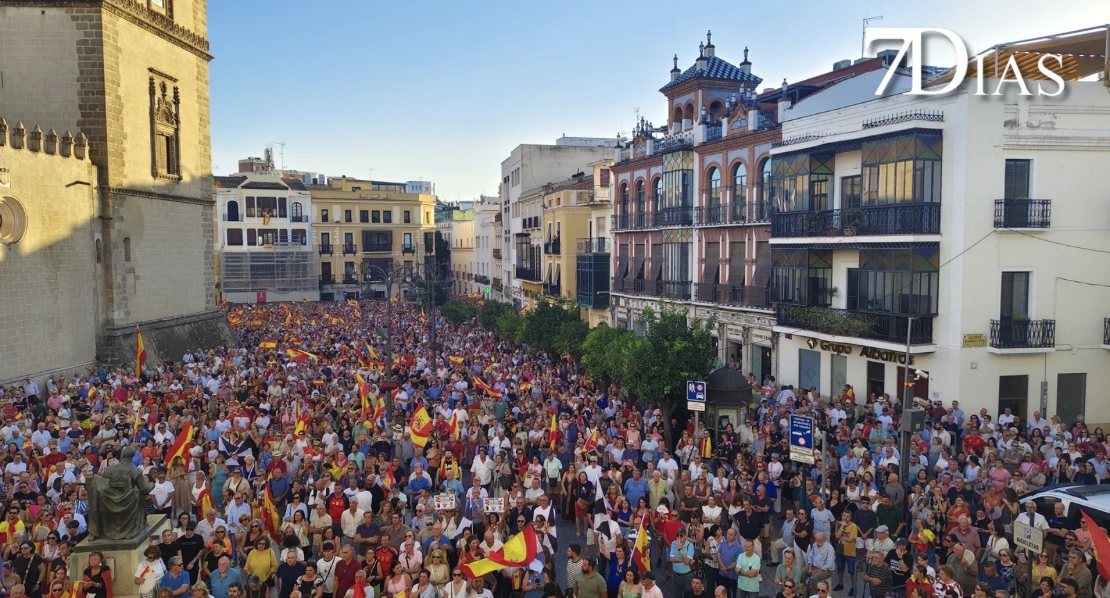 Badajoz se vuelca con el pueblo ceutí en la plaza de España