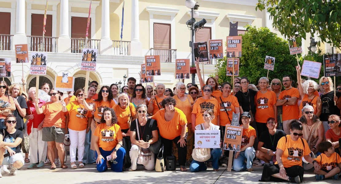 Más de 200 personas se movilizan en Badajoz: “los gatos comunitarios tienen ley”