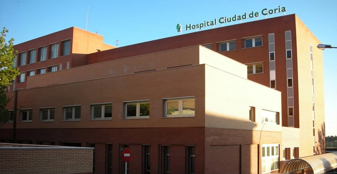 Trasladan a un hombre en estado grave tras una colisión entre un coche y una moto en Extremadura
