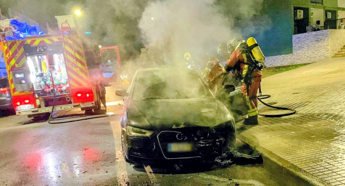 Tres vehículos arden durante la madrugada en distintos puntos de Badajoz