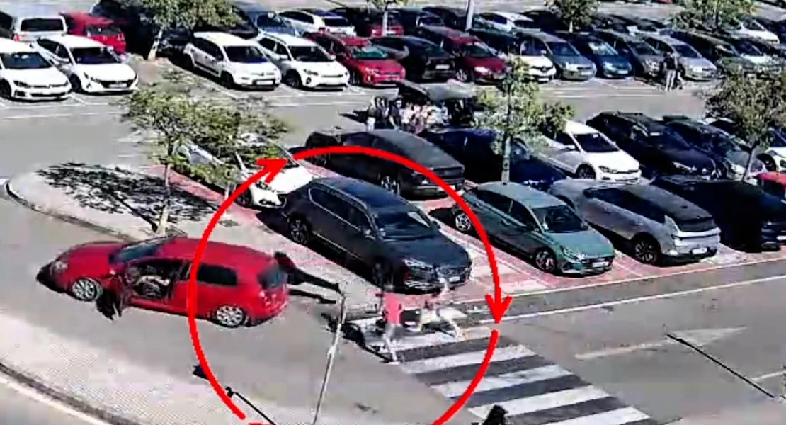 Un hombre arrastra con su coche a la dependienta de una perfumería tras un robo