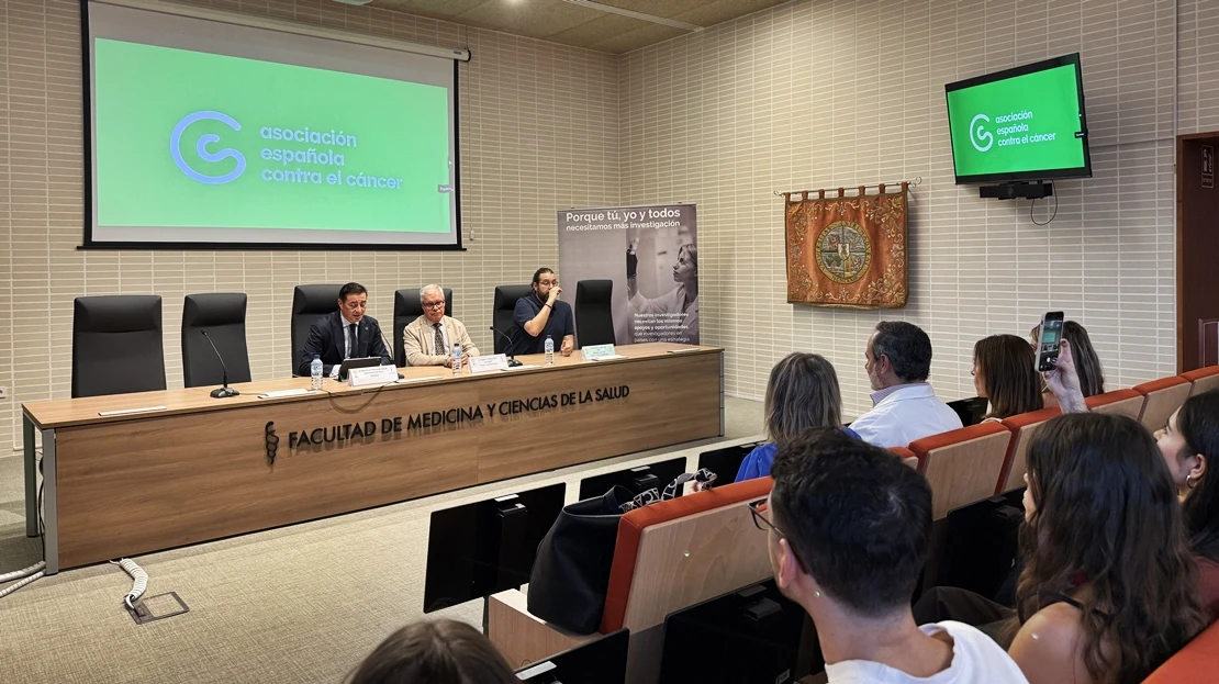 La Asociación Española Contra el Cáncer conecta en Badajoz investigación y sociedad