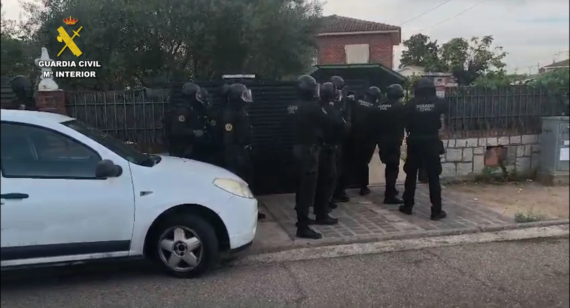 Le roban a punta de pistola y se venga quemando sus casas: detienen a los tres