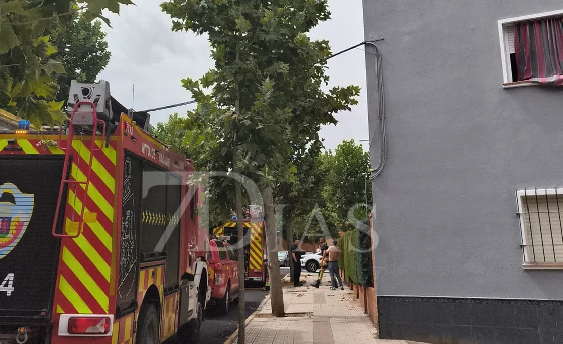 Los bomberos acuden a un incendio en la barriada de Las 500 (BA)