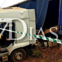 Un tráiler acaba empotrado contra un talud en la EX – 110