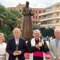 Badajoz convierte en bronce el recuerdo del Padre Rafael