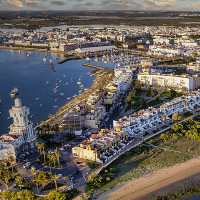 Un policía de Almendralejo fuera de servicio rescata a una pareja en Isla Cristina