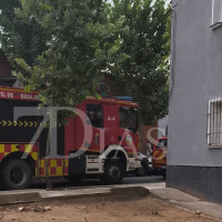 Los bomberos salvan la vida de un hombre semiinconsciente tras un incendio de vivienda en Badajoz