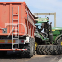 Una mujer pierde el control de un tractor y acaba empotrada en la carretera de Cáceres