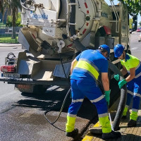 Badajoz se prepara para las lluvias limpiando imbornales y extrayendo toneladas de residuos
