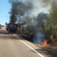 El incendio de un vehículo provoca un fuego forestal en la provincia de Badajoz