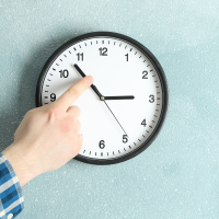 Se acerca el cambio de hora: ¿adelantamos o atrasamos los relojes?
