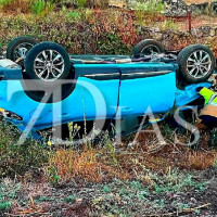 Un amplio dispositivo de emergencias trabaja en un accidente en la EX-110
