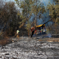 Incendio forestal junto a Valdebotoa: Bomberos de Badajoz trabajan en la extinción