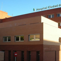 Trasladan a un hombre en estado grave tras una colisión entre un coche y una moto en Extremadura