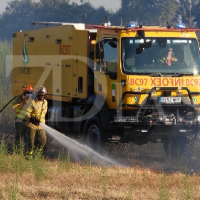 Un incendio calcina 20 hectáreas junto a la carretera de Sevilla en Badajoz