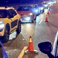 Un motorista herido tras accidentarse en la carretera de Sevilla