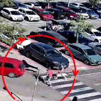 Un hombre arrastra con su coche a la dependienta de una perfumería tras un robo