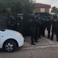 Le roban a punta de pistola y se venga quemando sus casas