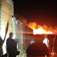 Los bomberos trabajan varias horas en un incendio esta madrugada en Badajoz