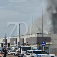 Grave incendio en una nave de El Nevero en Badajoz